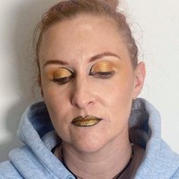 Hasil makeup kreasi penata rias yang dilakukan di dalam studio. Sungguh mengecewakan. Foto: Dok. Reddit