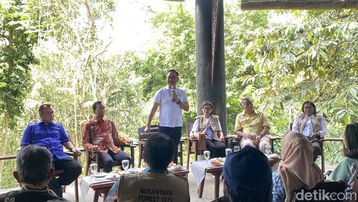 Kepala Otorita IKN Bambang Susantono (berdiri) bersama rektor dari 5 kampus ternama di Indonesia.