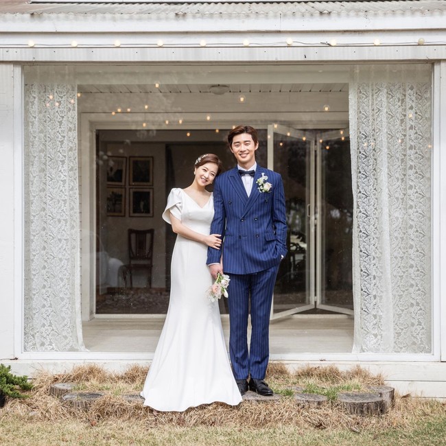 Belakangan penggemar ramai membicarakan foto pernikahan Park Seo Joon dan Park Bo Young di media sosial. Foto: Instagram