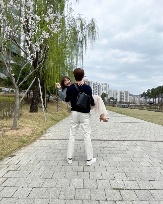 Tak sedikit yang berharap Park Seo Joon dan Park Bo Young berakhir bahagia di Concrete Utopia. Mengingat film tersebut menceritakan keduanya sebagai korban gempa bumi yang mencoba bertahan hidup.Foto: Instagram