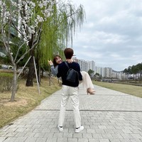 Tak sedikit yang berharap Park Seo Joon dan Park Bo Young berakhir bahagia di Concrete Utopia. Mengingat film tersebut menceritakan keduanya sebagai korban gempa bumi yang mencoba bertahan hidup.Foto: Instagram