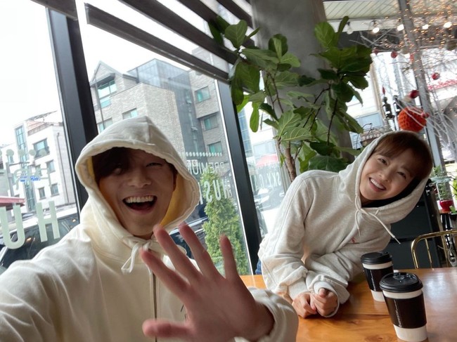 Park Seo Joon dan Park Bo Young membuat penggemar baper dengan chemistry-nya dalam film Concrete Utopia.Foto: Instagram