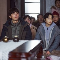 Park Seo Joon berperan sebagai pejabat publik Min Sung yang memimpin korban gempa bumi yang selamat. Sedangkan Park Bo Young berperan sebagai istrinya Myeong Hwa yang juga merawat para korban. Foto: Instagram