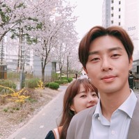 Ada pula foto kencan Park Seo Joon dan Park Bo Young yang viral setelah dibagikan akun Instagram @min_castle0809, karakter sang aktor di film Concrete Utopia. Foto: Instagram