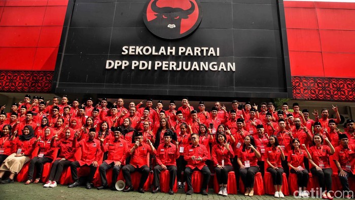 Sekjen PDIP DPP Hasto Kristiyanto membuka Pelatihan Juru Kampanye Muda Pemilu 2024 di Sekolah Partai DPP PDI Perjuangan, Lenteng Agung, Sabtu (5/8/2023). PDIP Harap Pelatihan Jurkam Lahirkan Kader Muda Militan dan Berintegritas Menangkan Pemilu 2024.
