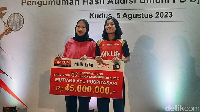 Pebulutangkis Mutiara Ayu Puspitasari mendapatkan kucuran bonus dari klubnya PB Djarum Kudus di GOR Jati Kudus, Sabtu (5/8/2023).