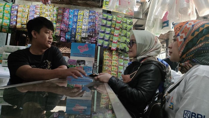 Pedagang pasar Garut ikut bikin QRIS dalam Pesta Rakyat Simpedes 2023.