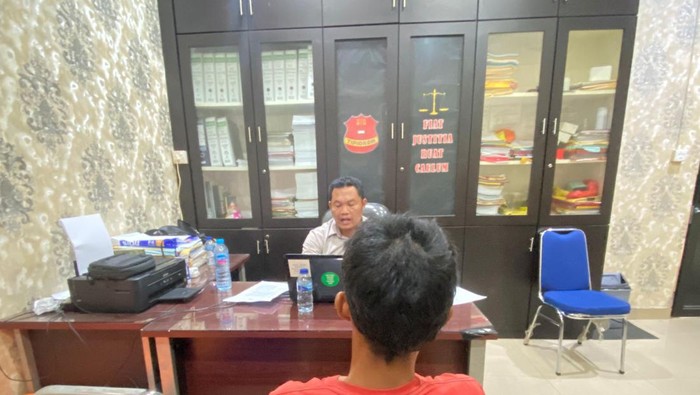 Pelaku pelecehan di Karimun, Kepri saat diperiksa di Polres Karimun. (Foto: Istimewa)