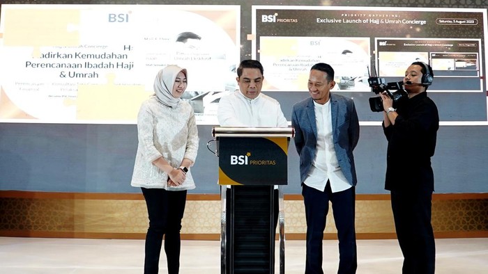 Peluncurkan Haji dan Umrah Concierge Pertama di Indonesia ki-ka: SVP Wealth Management BSI Asri Natanegeri, Direktur Sales & Distribution BSI Anton Sukarna, dan SEVP Consumer Banking BSI Wawan Setiawan saat peluncuran layanan eksklusif Hajj & Umrah Concierge BSI bersama nasabah BSI Prioritas di The Westin Jakarta, Sabtu (5/8/2023).