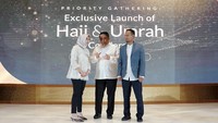 ki-ka: SVP Wealth Management BSI Asri Natanegeri, Direktur Sales & Distribution BSI Anton Sukarna, dan SEVP Consumer Banking BSI Wawan Setiawan saat peluncuran layanan eksklusif Hajj & Umrah Concierge BSI bersama nasabah BSI Prioritas di The Westin Jakarta, Sabtu (5/8/2023).