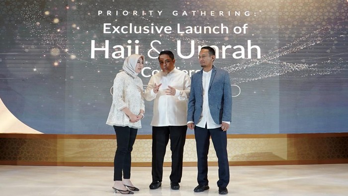 Peluncurkan Haji dan Umrah Concierge Pertama di Indonesia ki-ka: SVP Wealth Management BSI Asri Natanegeri, Direktur Sales & Distribution BSI Anton Sukarna, dan SEVP Consumer Banking BSI Wawan Setiawan saat peluncuran layanan eksklusif Hajj & Umrah Concierge BSI bersama nasabah BSI Prioritas di The Westin Jakarta, Sabtu (5/8/2023).