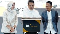 Dalam layanan terbaru ini, nasabah BSI prioritas dapat memanfaatkan empat fasilitas. Perinciannya, pertama, layanan spiritual, kedua layanan solusi finansial yang mencakup berbagai produk investasi dan paket finansial. Ketiga, paket special haji plus dan umrah eksklusif, dan keempat nasabah akan mendapatkan extra benefit eksklusif seperti kurs spesial untuk penukaran uang, diskon khusus, cashback transaksi hingga installment paket umroh. 
