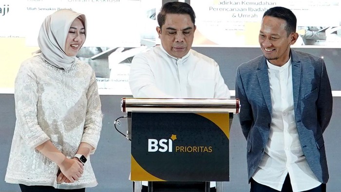 ki-ka: SVP Wealth Management BSI Asri Natanegeri, Direktur Sales & Distribution BSI Anton Sukarna, dan SEVP Consumer Banking BSI Wawan Setiawan saat peluncuran layanan eksklusif Hajj & Umrah Concierge BSI bersama nasabah BSI Prioritas di The Westin Jakarta, Sabtu (5/8/2023).