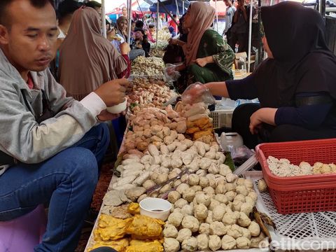 Pempek serbuan di Pasar 16 Ilir Palembang,