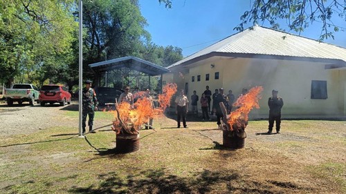 Sebanyak 88 kilogram sosis dan daging asal Timor Leste dimusnakah di PLBN Wini, Kabupaten TTU karena tidak memiliki dokumen resmi.