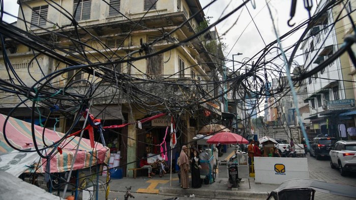 Penampakan Kabel Semrawut yang Hiasi Jalanan di Medan Sejumlah petugas PLN melakukan penataan kabel utilitas di Medan, Sumatera Utara, Sabtu (5/8/2023). Pemko Medan melakukan penataan kabel utilitas di 18 ruas jalan kota Medan sebagai upaya menghadirkan kenyamanan serta keselamatan warga dan ditargetkan selesai pada akhir tahun 2023. ANTARA FOTO/Fransisco Carolio/aww.