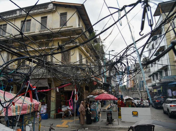 Penampakan Kabel Semrawut yang Hiasi Jalanan di Medan