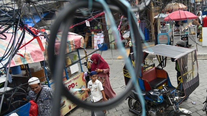 Sejumlah petugas PLN melakukan penataan kabel utilitas di Medan, Sumatera Utara, Sabtu (5/8/2023). Pemko Medan melakukan penataan kabel utilitas di 18 ruas jalan kota Medan sebagai upaya menghadirkan kenyamanan serta keselamatan warga dan ditargetkan selesai pada akhir tahun 2023. ANTARA FOTO/Fransisco Carolio/aww.
