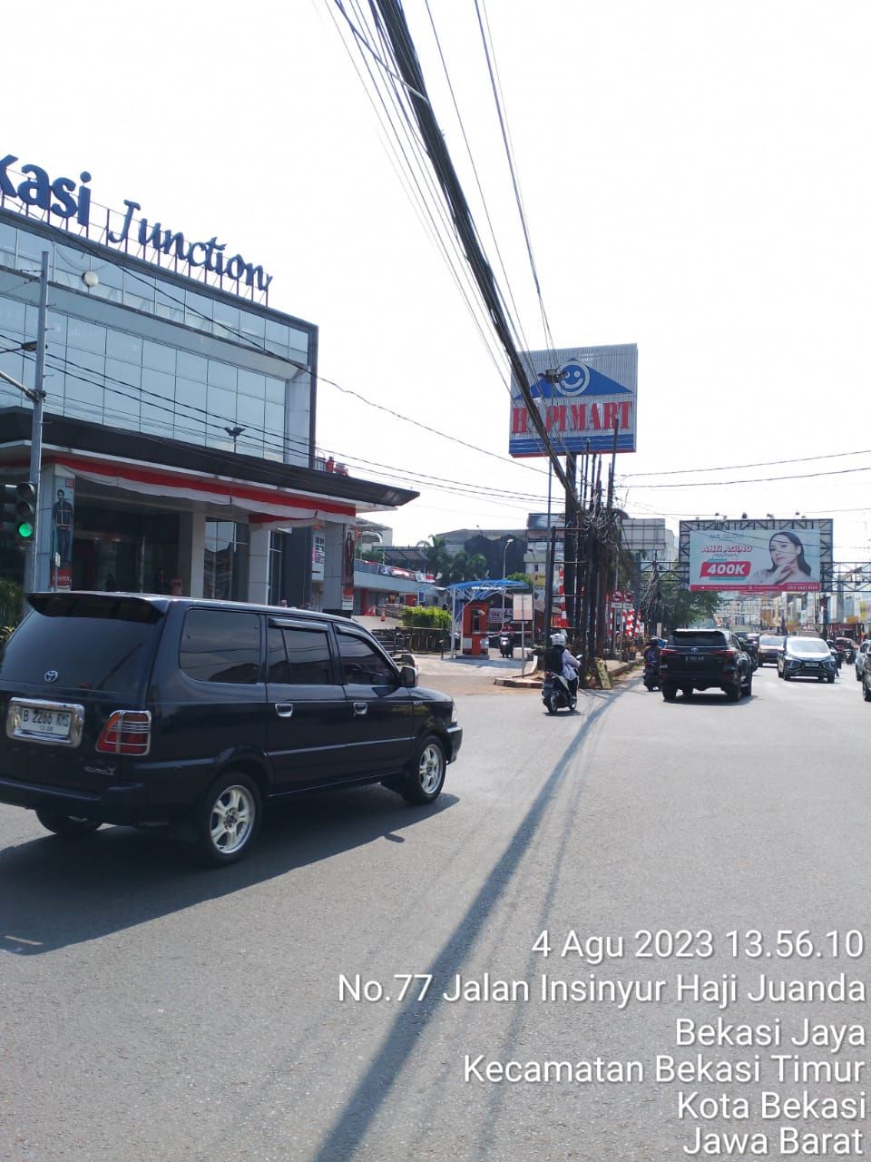 Penanganan kabel menjuntai di dekat Bekasi Junction. (Dok Apjatel)