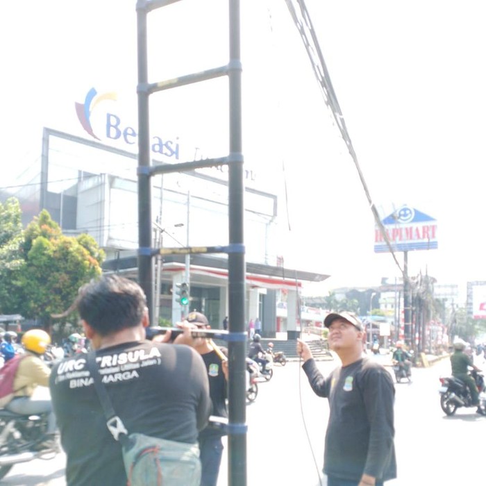 Penanganan kabel menjuntai di dekat Bekasi Junction. (Dok Apjatel)