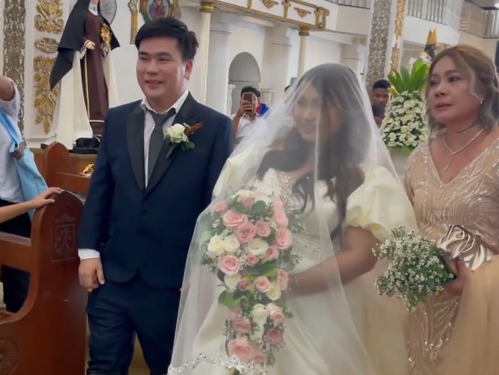 Pasangan pengantin viral menikah di gereja yang kebanjiran di Filipina.