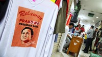 Salah seorang pedagang atribut partai di Pusat Perbelanjaan Senen Jaya menyebut setiap musim politik, banyak ajudan dan tim khusus partai dari berbagai daerah bahkan di luar pulau menghubunginya. 