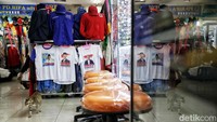 Beragam atribut partai dijajakan di tokonya, Jussam Advertising di Pusat Perbelanjaan Senen Jaya 1&2. Mulai dari kaos, kemeja, bendera, pin, topi, hingga stiker. Kaos dengan foto bakal calon presiden atau lambang partai biasanya paling banyak diminati. Kaos-kaos itu dijual mulai dari harga 13.000 hingga 25.000 per pcs.