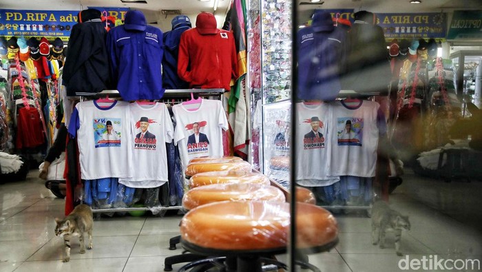 Penjual membuat pernak pernik Capres dan Caleg di kawasan Pasar Senen, Jakarta Pusat, Sabtu (5/8/2023).