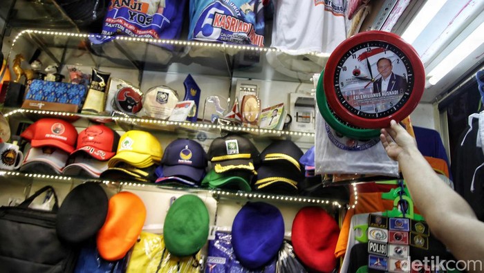 Penjualan Pernak-pernik Capres Makin Ramai Jelang Pemilu 2024 Penjual membuat pernak pernik Capres dan Caleg di kawasan Pasar Senen, Jakarta Pusat, Sabtu (5/8/2023).