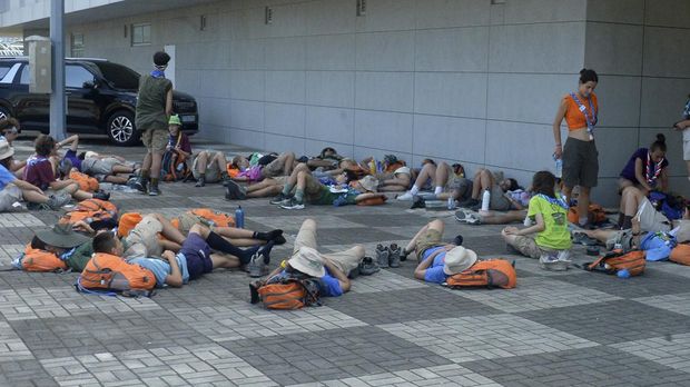 Peserta Jambore Pramuka Dunia berbaring untuk beristirahat di lokasi perkemahan pramuka di Buan, Korea Selatan, Jumat, 4 Agustus 2023. Lebih dari 4.000 Pramuka Inggris akan meninggalkan Jambore Pramuka Dunia di sebuah perkemahan di Korea Selatan dan pindah ke hotel akhir pekan ini, U.K. Scout Association mengatakan Jumat, karena kekhawatiran meningkat setelah lebih dari 100 peserta dirawat karena penyakit yang berhubungan dengan panas. (Kim-yeol/Newsis via AP)