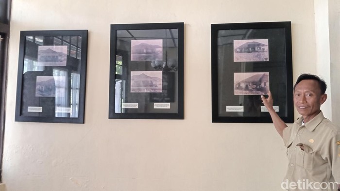 Petugas Museum Linggarjati, Toto Rudianto saat menunjukan foto dokumentasi suasana Gedung Linggarjati dari masa ke masa.