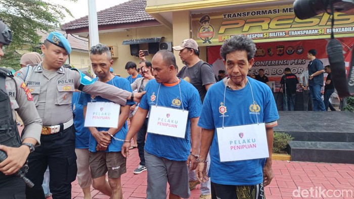 Polisi menangkap tiga pelaku penggelapan sebuah mobil angkutan kota (angkot) di wilayah Kota Bogor (Rizky Adha/detikcom)