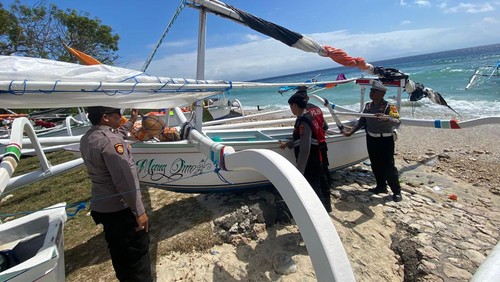 Polisi mengecek perahu nelayan yang terdampar  di Pantai Karangsari, Nusa Penida, Klungkung, Bali, Sabtu (5/8/2023).