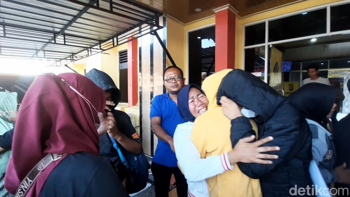 Polisi serahkan 10 pelaku tawuran untuk direhabilitasi ke pihak Dinsos.
