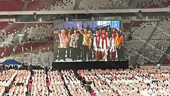 Presiden Joko Widodo (Jokowi) menghadiri acara pergelaran angklung dalam rangka memperingati HUT ke-78 RI di GBK Senayan (Silvia/detikcom)