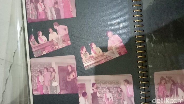 Putra Teguh Slamet Rahardjo, Eko Saputro (Koko) menunjukkan foto-foto Srimulat pentas. Foto diunggah Sabtu (5/8/2023).