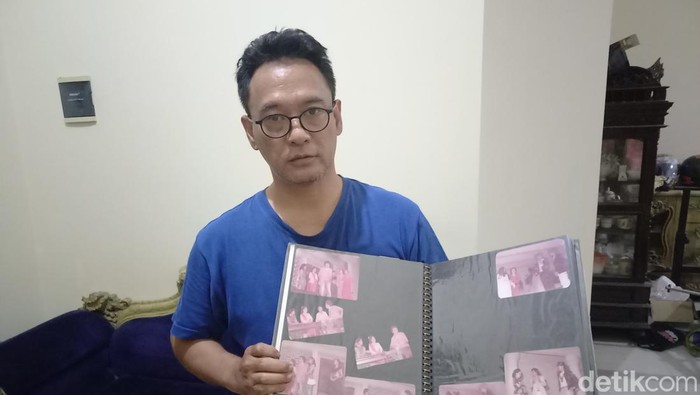 Putra Teguh Slamet Rahardjo, Eko Saputro (Koko) menunjukkan foto-foto Srimulat pentas. Foto diunggah Sabtu (5/8/2023).