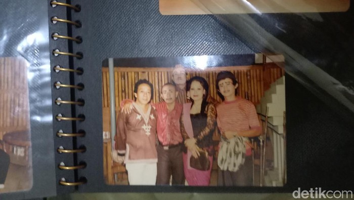 Putra Teguh Slamet Rahardjo, Eko Saputro (Koko) menunjukkan foto-foto Srimulat pentas. Foto diunggah Sabtu (5/8/2023).