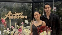 Rayakan tahun kedua hubungan asmaranya bersama Salim, mereka pilih makan malam romantis di hotel bintang 5 di Jakarta. Tampak bunga-bunga cantik menghiasi meja makan.
