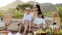Rachel Vennya tak pernah absen membahagiakan kedua anaknya. Ini momen manis mereka piknik di Lombok dengan aneka makanan enak. 