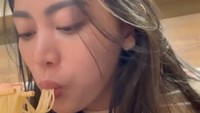 Saat liburan di luar negeri, Rachel sering bagikan rekomendasi makanan enak. Salah satunya Ichiran Ramen di Osaka yang dibuat dengan konsep No Pork, No Lard, dan No Alcohol ini.