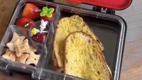 Sering kali Rachel melibatkan anaknya, Xabiru maupun Chava dalam bikin bekal. Misalnya ketika menyiapkan roti panggang dan aneka buah segar ini.