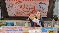 Ini momen bahagia Rachel berbagi makanan gratis di kampung pemulung di Cipete. Ia membawa kindness truck berisi makanan enak untuk dibagikan.