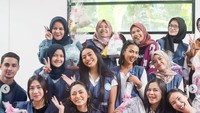 Rachel juga kerap melibatkan sahabat dan orang-orang terdekatnya dalam berbagi makanan. Mereka pun tampak menikmati melakukan inisiatif mulia ini.