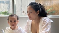  Kalau ini potret bahagia Rachel bersama Xabiru. Selebgram itu menemani anak pertamanya minum minuman cokelat. Slurpp!