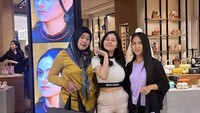 Rachel Vennya dipuji netizen usai membelanjakan 4 Asisten Rumah Tangga (ART)nya tas bermerek. Ia ingin membahagiakan mereka yang bermimpi punya tas tersebut.