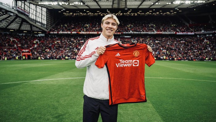 Rasmus Hojlund di Old Trafford setelah kepindahannya ke Manchester United diresmikan, Sabtu (5/8/2023).