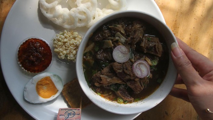 Rawon masuk sebagai sup paling enak sedunia Pramusaji menyajikan makanan rawon kepada pengunjung di NK Cafe, Malang, Jawa Timur, Sabtu (5/8/2023). Ensiklopedia daring tentang makanan TasteAtlas menempatkan makanan khas Jawa Timur rawon di posisi tiga teratas sup paling enak sedunia bersama hidangan Tom Kha Gai (Thailand) dan Ramen Tomkotsu (Jepang) yang masing-masing memiliki nilai 4,7. ANTARA FOTO/Ari Bowo Sucipto/Spt.