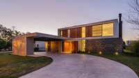 Jika kamu ingin memiliki rumah yang cukup besar tanpa genteng, bisa cek desain ini. Bangunan ini menghasilkan 2 tipe yang berbeda, satu untuk area publik dan bagian atasnya untuk area privat.Foto: Rumah tanpa genteng/ ZIM Arquitextura via Homedit