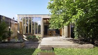 Nah, untuk desain minimalisnya bisa cek desain ini. Rumah dengan bangunan kayu dan banyak jendela bisa memberikan kesan adem dan sederhana.Foto: Rumah tanpa genteng/Homeedit